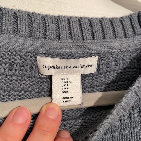 Large Blue Woven Pattern Sweater - Picture 2 of 5